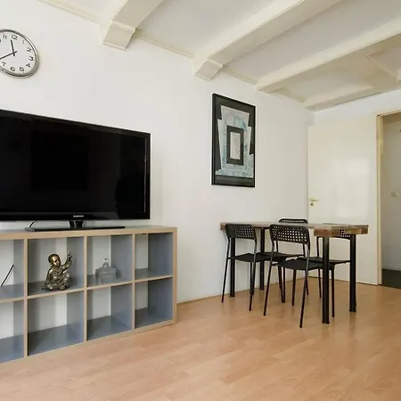 Daire Rembrandt Square Apt! For 4 Guests! *