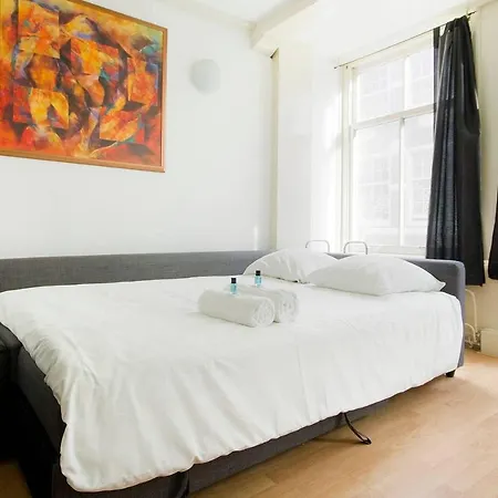Daire Rembrandt Square Apt! For 4 Guests!