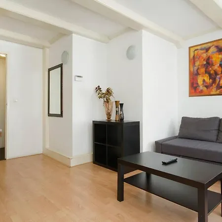Daire Rembrandt Square Apt! For 4 Guests! *