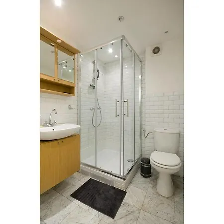 Rembrandt Square Apt! For 4 Guests!