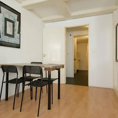 Rembrandt Square Apt! For 4 Guests! Daire