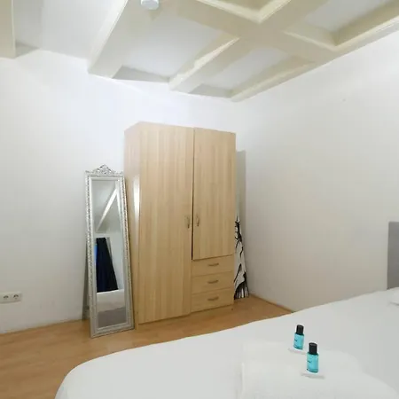 Rembrandt Square Apt! For 4 Guests! Daire