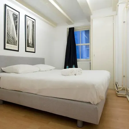 Rembrandt Square Apt! For 4 Guests!