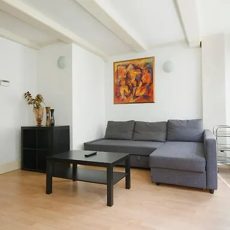 Rembrandt Square Apt! For 4 Guests!
